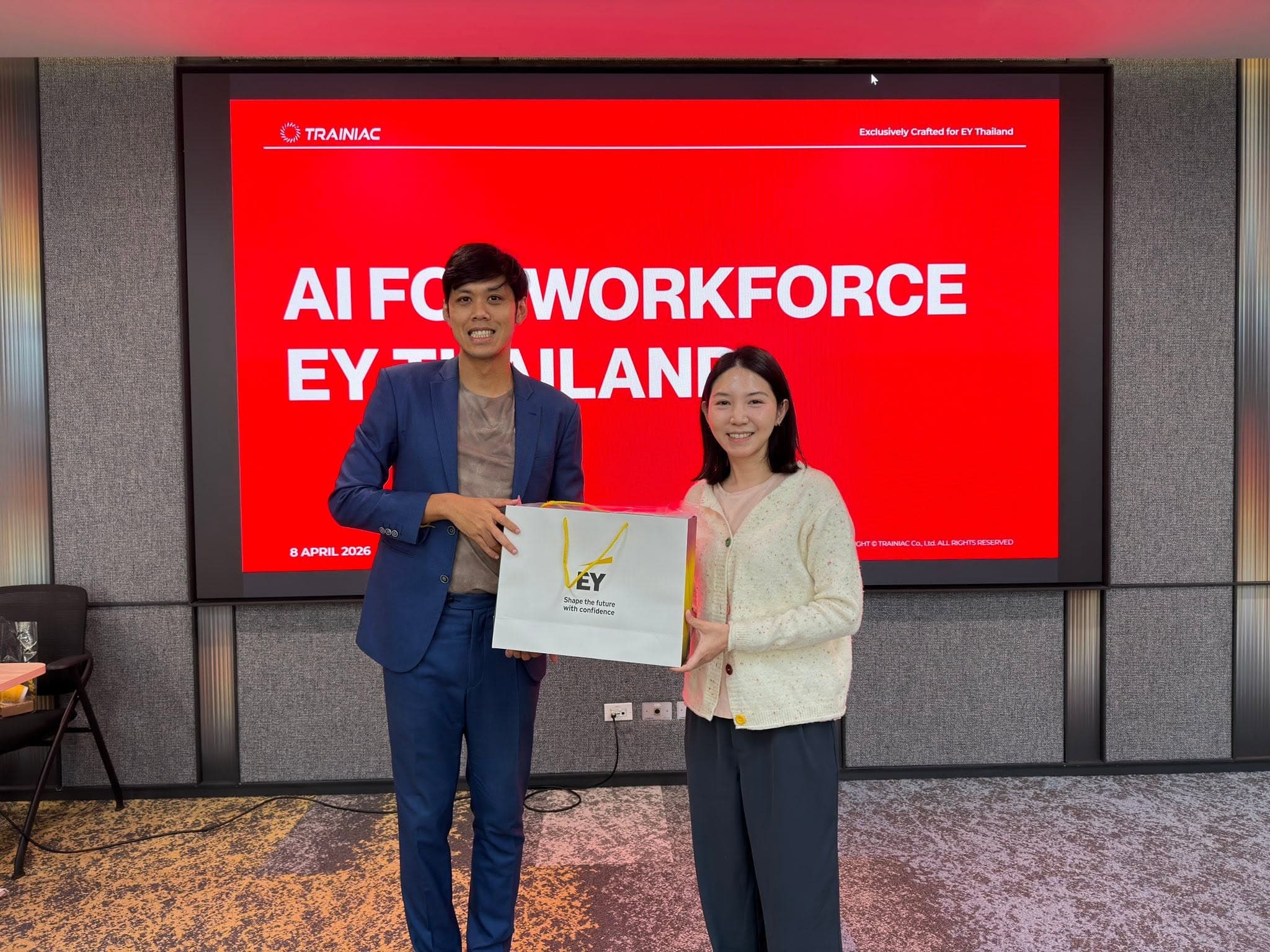 ผู้สอน TRAINIAC มอบของที่ระลึกในหลักสูตร AI for Workforce ที่ EY Thailand