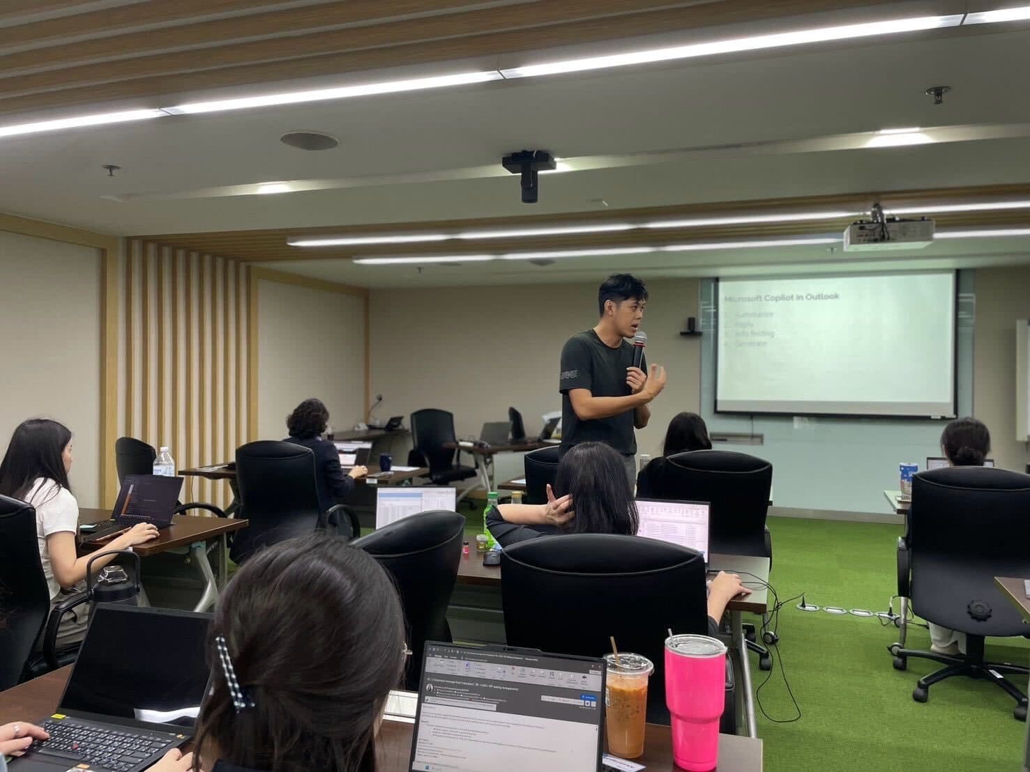 ผู้สอน TRAINIAC บรรยายหลักสูตร Microsoft Copilot Premium ให้บุคลากร Mitsui & Co. หน้าสไลด์ Microsoft Copilot in Outlook ณ อาคารสาทรซิตี้