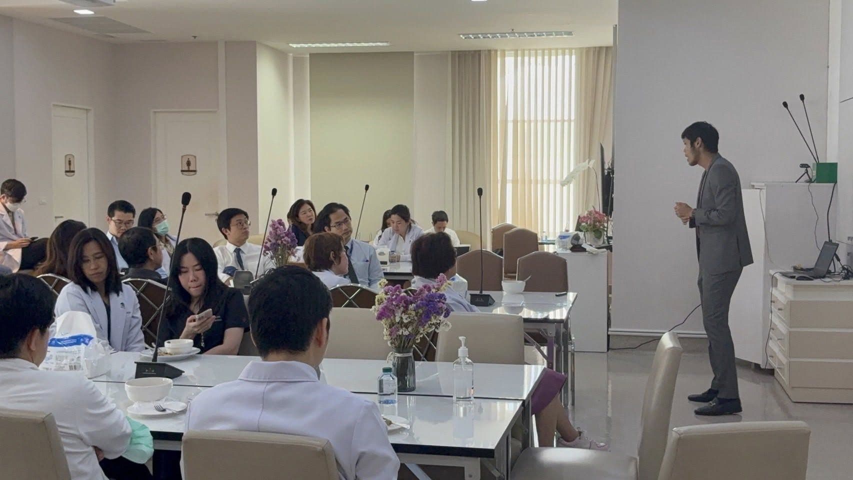 แพทย์และบุคลากรโรงพยาบาลสมิติเวช สุขุมวิท ฟังบรรยาย AI for Doctors จากผู้สอน TRAINIAC