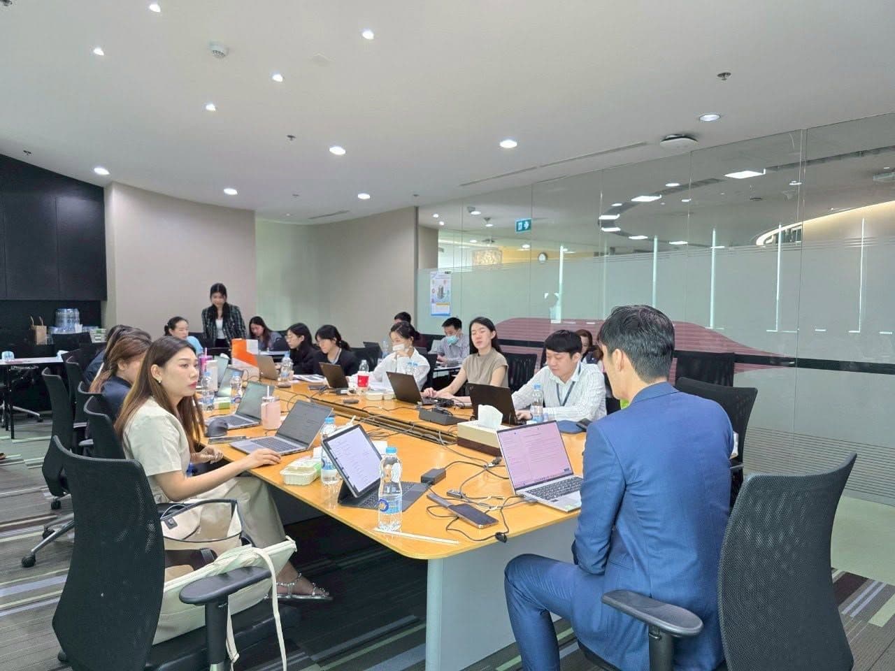 ทีมงาน KBank อบรมหลักสูตร AI for Financiers กับผู้สอน TRAINIAC ในห้องประชุม