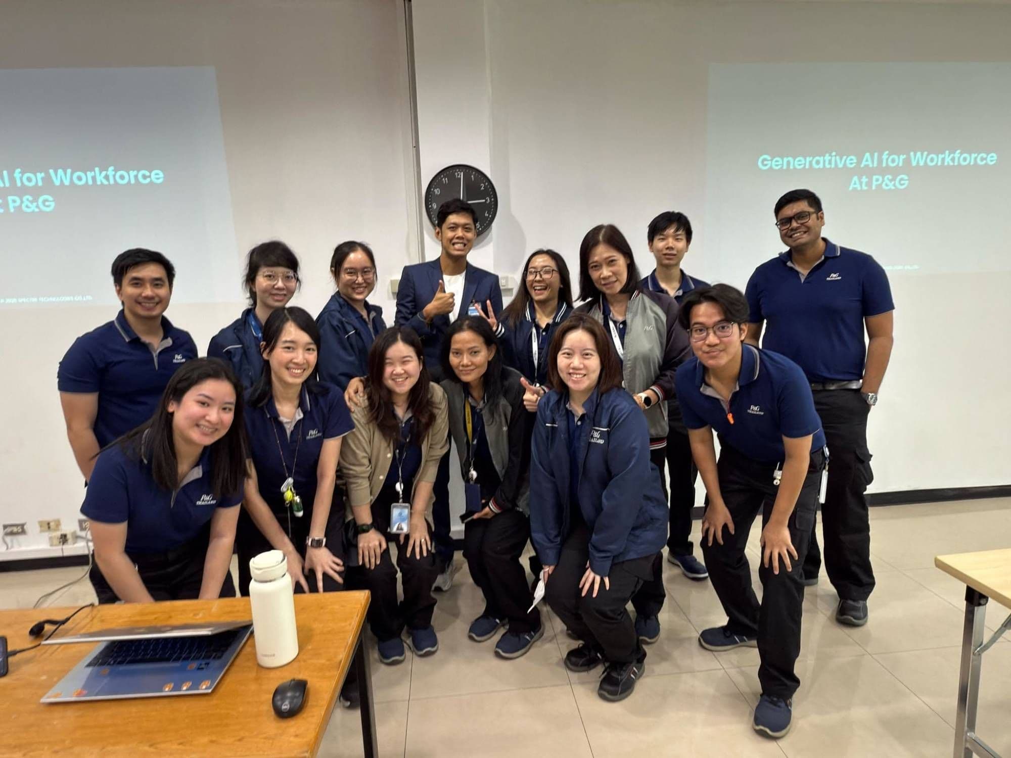 บุคลากร P&G ถ่ายภาพหมู่กับผู้สอน TRAINIAC หน้าสไลด์ Generative AI for Workforce at P&G