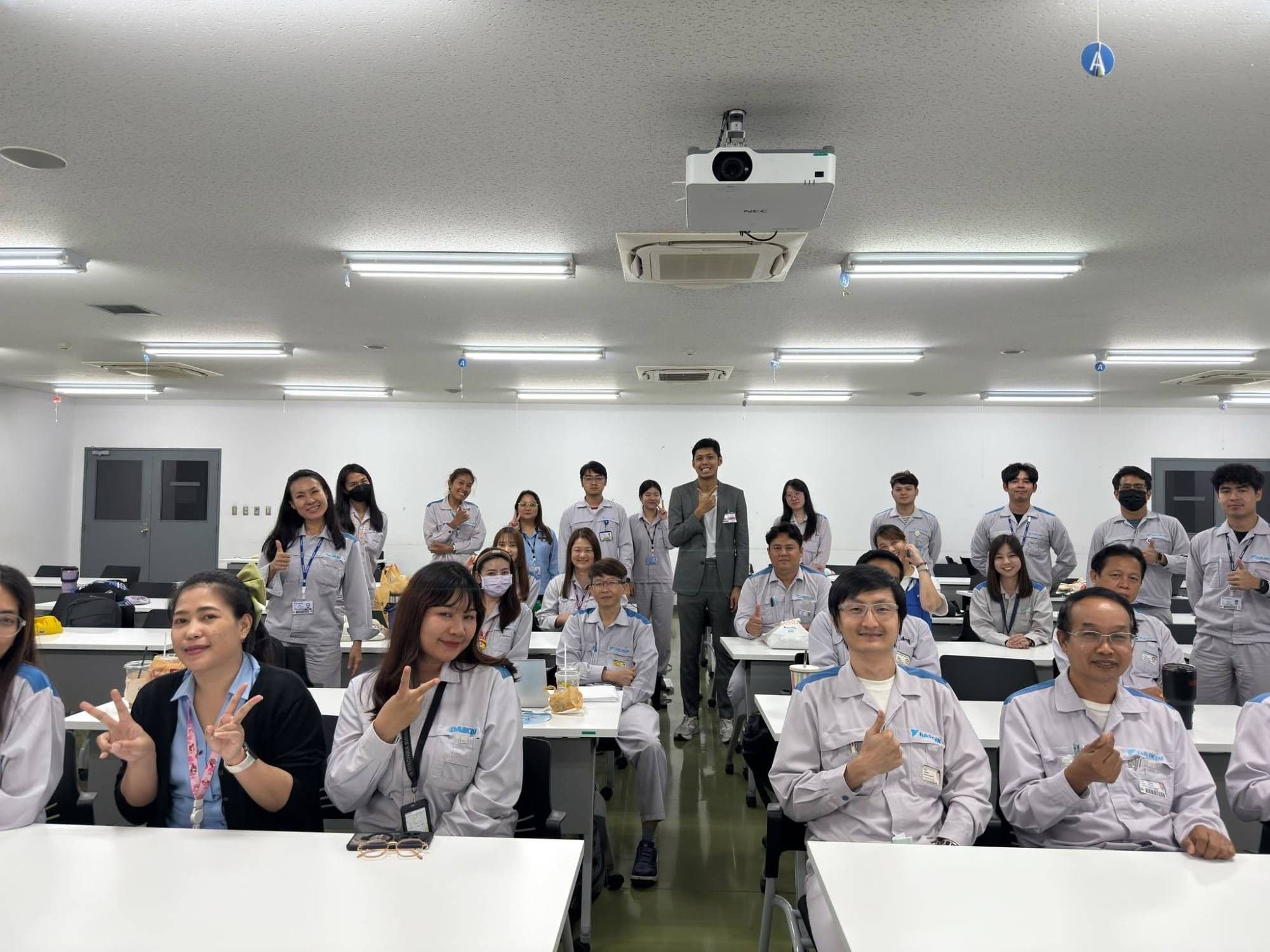 บุคลากร Daikin ถ่ายภาพหมู่กับผู้สอน TRAINIAC ในคลาส Microsoft Copilot for Workforce