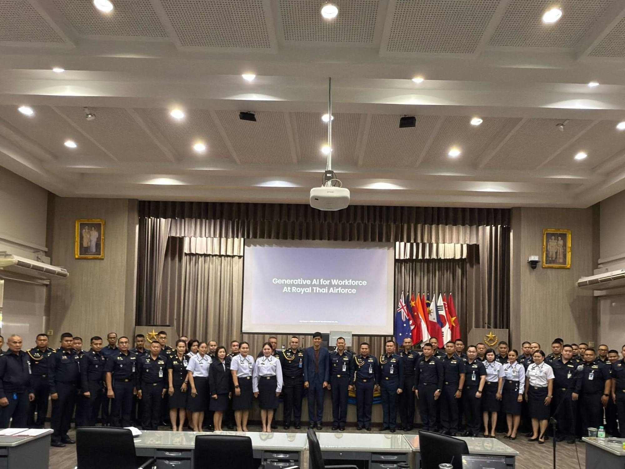นายทหารอากาศถ่ายภาพหมู่กับผู้สอน TRAINIAC หน้าสไลด์ Generative AI for Workforce at Royal Thai Air Force
