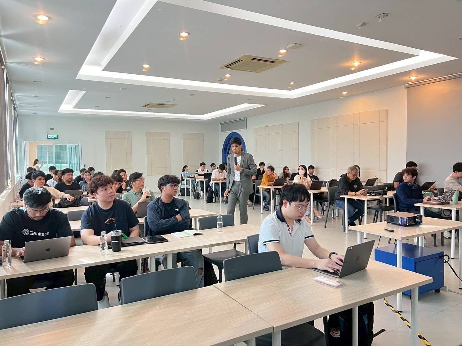 ผู้สอน TRAINIAC บรรยาย AI Deep Research ให้กลุ่มวิศวกรซอฟต์แวร์จากหลายบริษัทในคลาส