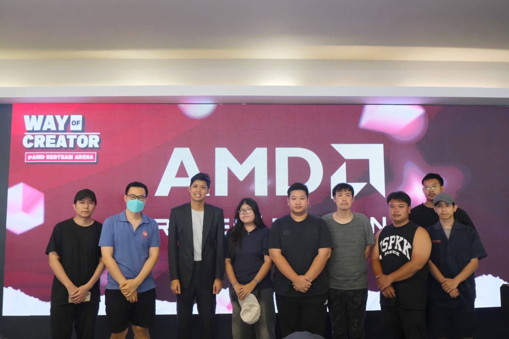 ผู้เข้าร่วมงาน Way of Creator @ AMD Redteam Arena ถ่ายภาพหมู่กับผู้สอน TRAINIAC หน้าจอ AMD