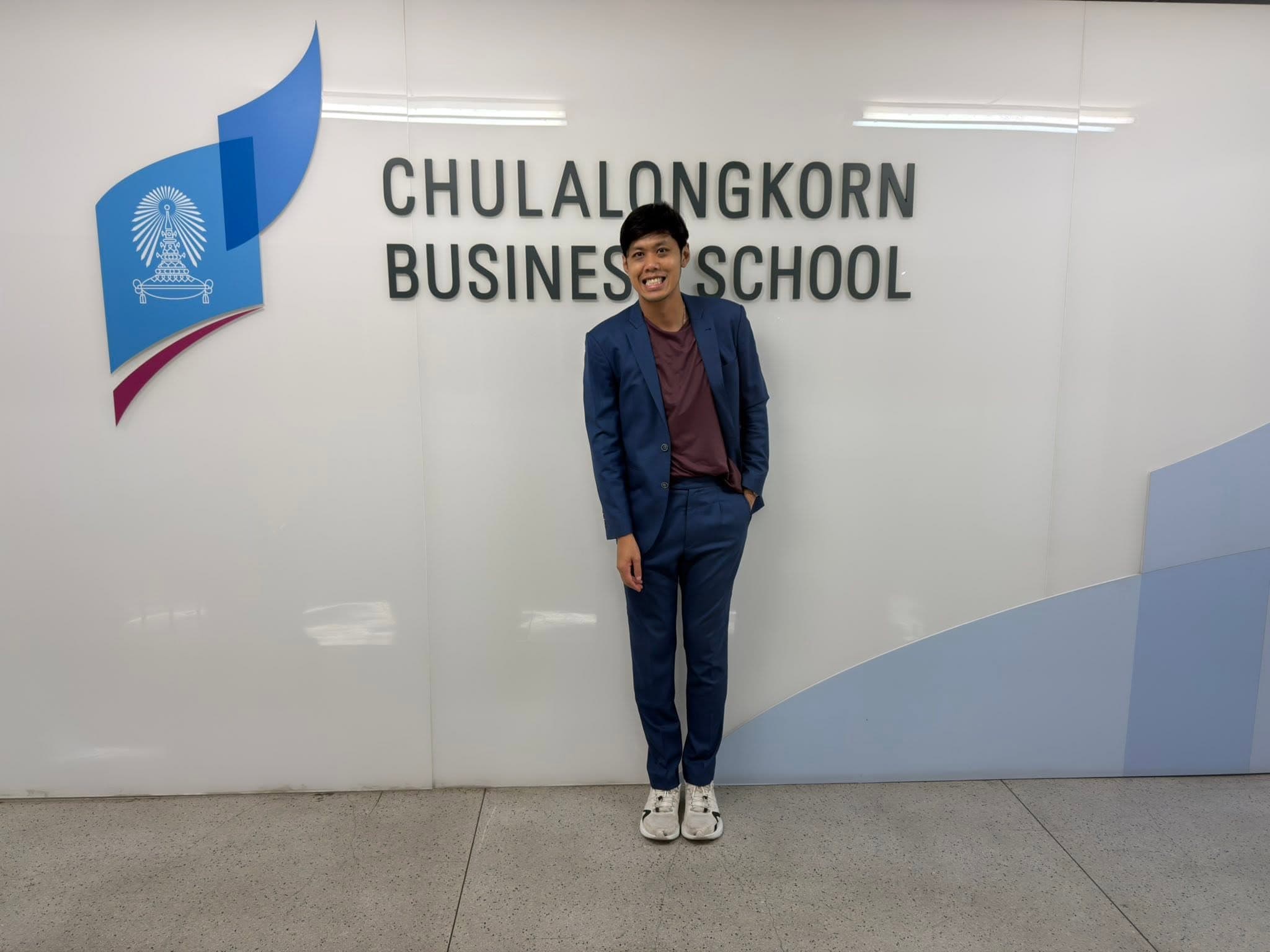 ผู้สอน TRAINIAC หน้าป้าย Chulalongkorn Business School ในวันสอน AI Agent for Finance