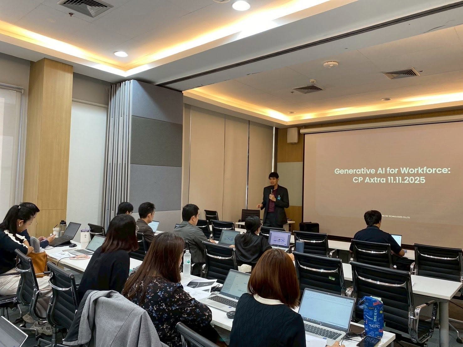 ผู้สอน TRAINIAC บรรยายหน้าสไลด์ Generative AI for Workforce: CP Axtra 11.11.2025