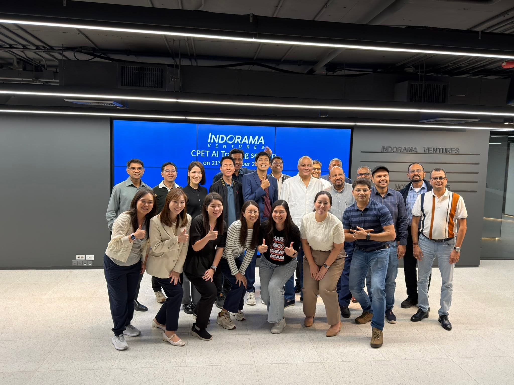ผู้บริหาร Indorama Ventures กับผู้สอน TRAINIAC หน้าจอ CPET AI Training session 21 พฤศจิกายน 2025