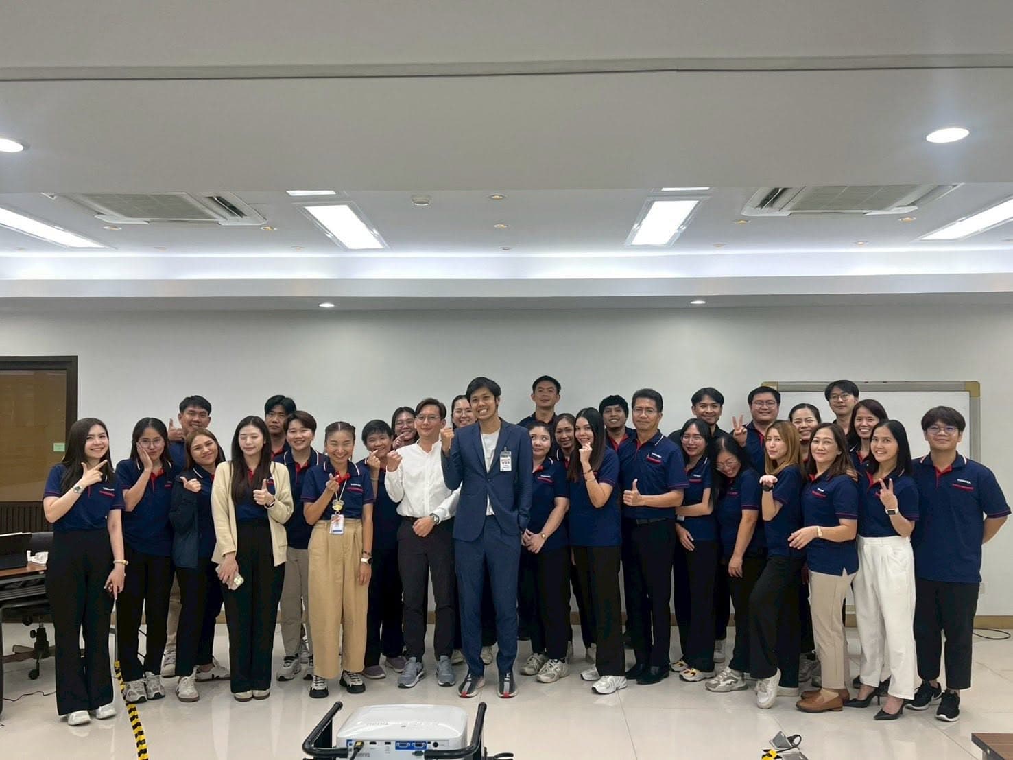 บุคลากร Thai Toshiba Lighting กับผู้สอน TRAINIAC หลังคลาส Generative AI for Workforce รุ่นที่ 1