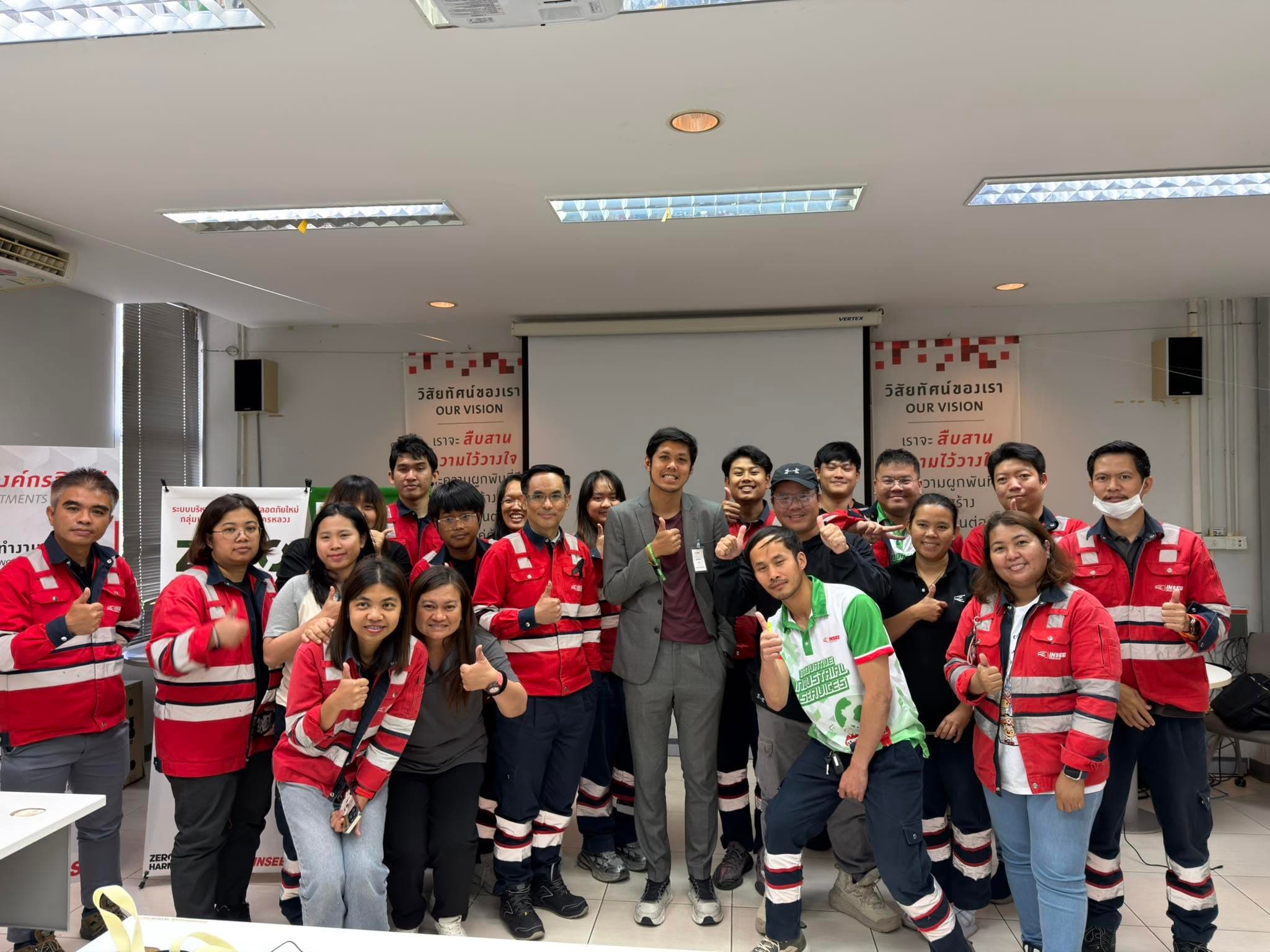 วิศวกร INSEE Ecocycle กับผู้สอน TRAINIAC หลังคลาส Generative AI for Engineers ณ โรงงาน จังหวัดระยอง