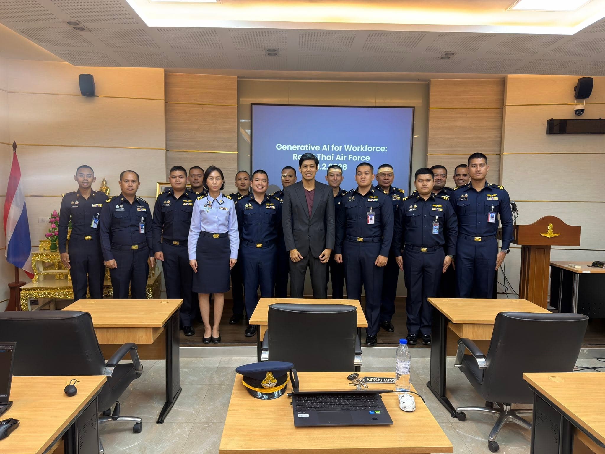 นายทหารอากาศกับผู้สอน TRAINIAC หน้าสไลด์ Generative AI for Workforce: Royal Thai Air Force 10.2.2026
