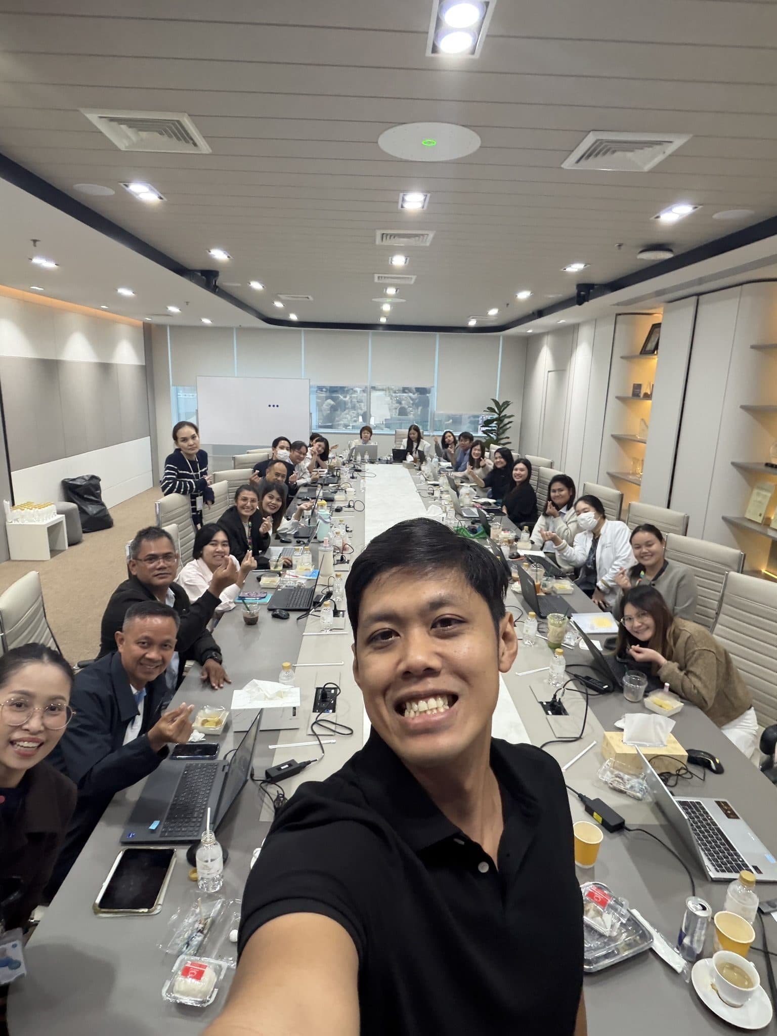 ผู้เข้าอบรมหลักสูตร AI for Workforce รุ่นที่ 1 ของ LH Fund ถ่ายภาพหมู่กับผู้สอน TRAINIAC ในห้องประชุมสำนักงาน
