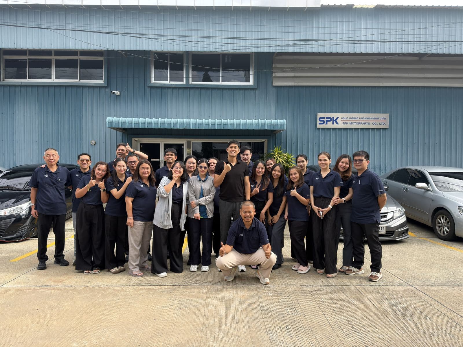 บุคลากร SPK Autoparts ถ่ายภาพหมู่กับผู้สอน TRAINIAC หน้าอาคารสำนักงานบริษัท หลังอบรม AI for Workforce รุ่นที่ 1