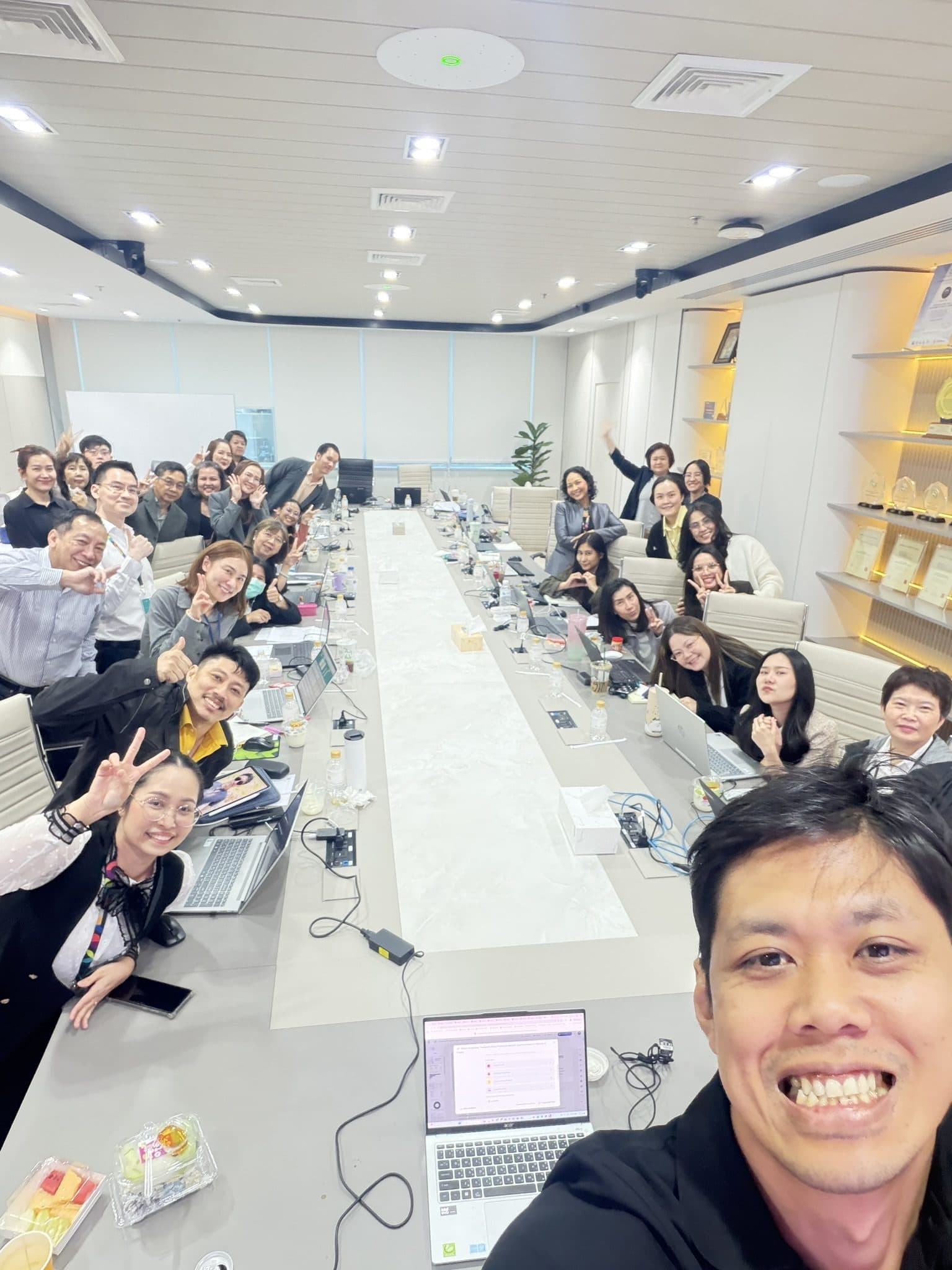 ผู้เข้าอบรมหลักสูตร AI for Workforce รุ่นที่ 2 ของ LH Fund ถ่ายภาพหมู่กับผู้สอน TRAINIAC ในห้องประชุมสำนักงาน