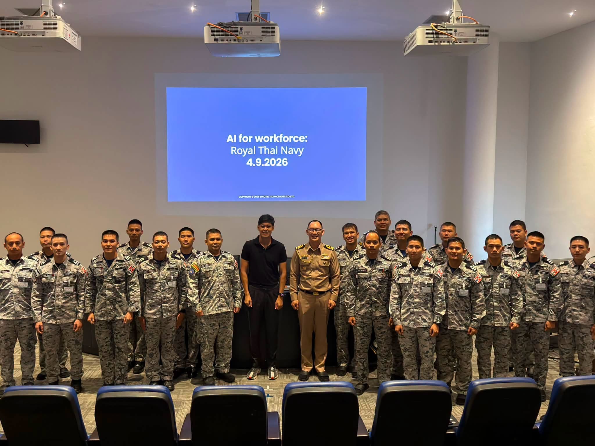 นายทหารกองทัพเรือกับผู้สอน TRAINIAC หน้าสไลด์ AI for Workforce: Royal Thai Navy 4.9.2026 ณ ฐานทัพเรือสัตหีบ