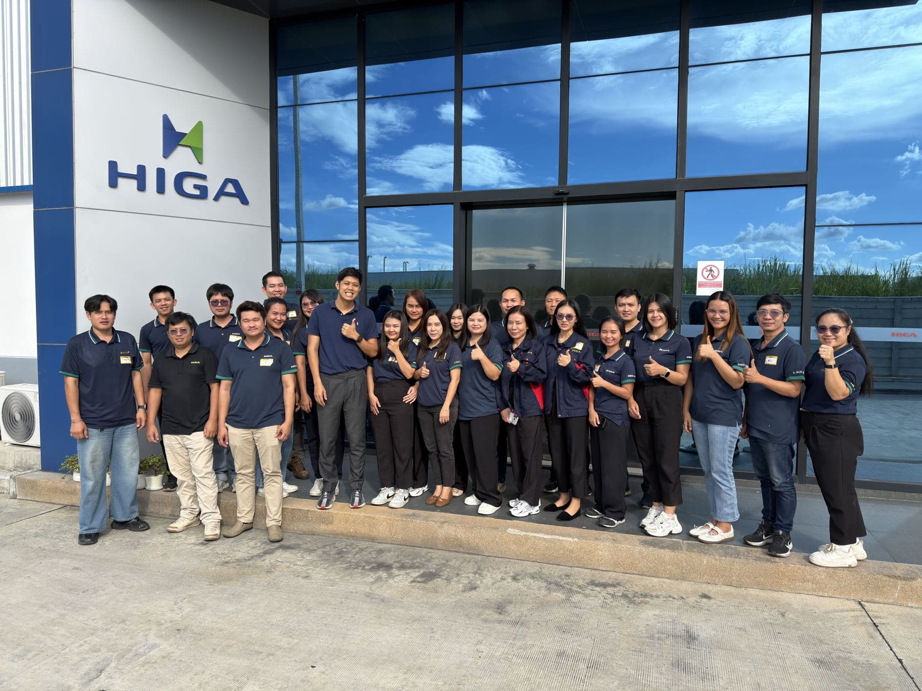บุคลากร HIGA (Hi Gasket Thailand) ถ่ายภาพหมู่กับผู้สอน TRAINIAC หน้าอาคารสำนักงาน HIGA หลังอบรม AI for Workforce
